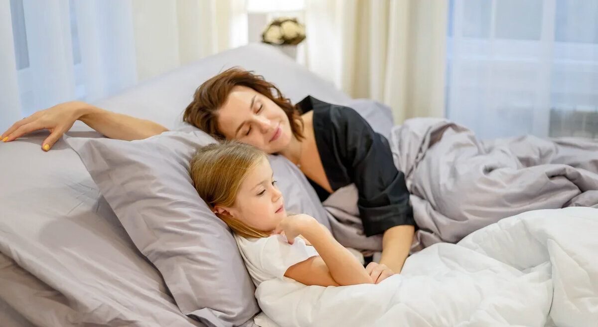 Мама с ребенком на Ergomotion - идеальная кровать для всей семьи